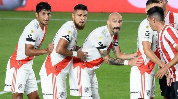 Con Robert Rojas, River pierde en su debut en el fútbol argentino
