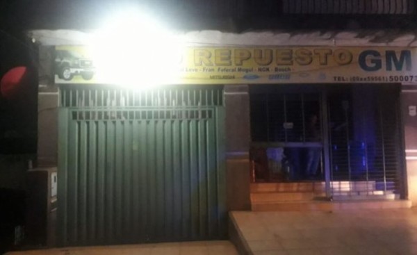 Rateros se llevan millonario botín de una casa de autorrepuestos