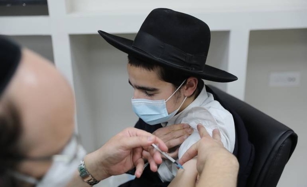 HOY / Casos sintomáticos de COVID-19 cayeron un 94% entre los vacunados con dos dosis en Israel