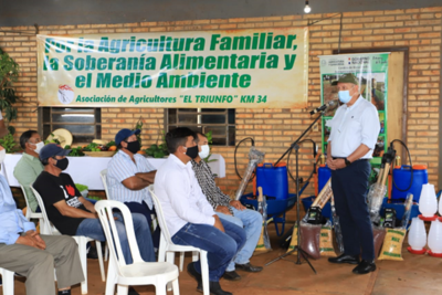 Entregan implementos agrícolas a familias productoras de Alto Paraná