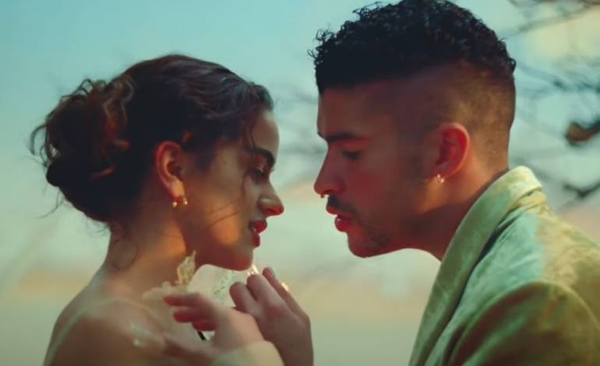 HOY / Video de Bad Bunny y Rosalía consigue más de 5 millones de visitas en su estreno