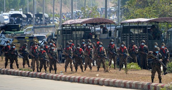 La Nación / Los birmanos, menos numerosos en las calles tras el despliegue del ejército