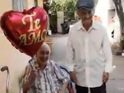 Abuelo regaló un globo de corazón a su doña por el Día de los Enamorados