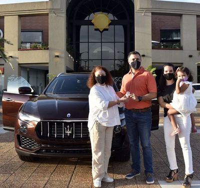 Shopping del Sol entregó la camioneta Maserati - Empresariales - ABC Color