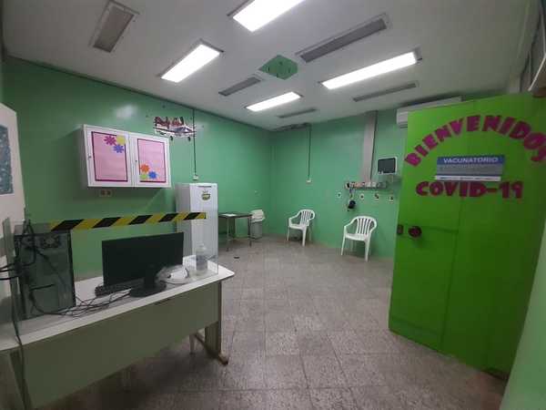 COVID-19: Equipan centros de vacunación en Concepción