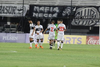 Olimpia: El partido con más pases de la era Gorosito, pero la mayoría entre los centrales y volantes