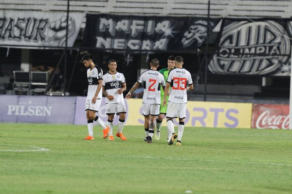 Olimpia: El partido con más pases de la era Gorosito, pero la mayoría entre los centrales y volantes