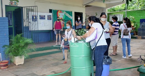 La Nación / Padres hacen vigilia para inscribir a sus hijos en el preescolar