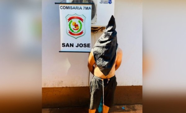 Ebrio agredió a agente policial y causó destrozos en patrullera