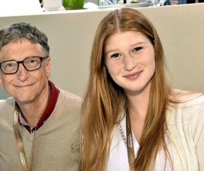 Entre bromas, la hija de Bill Gates se vacunó contra el COVID-19