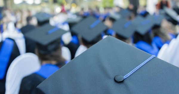 La Nación / Convenio con universidades privadas facilita formación continua de funcionarios de Medicina-UNA