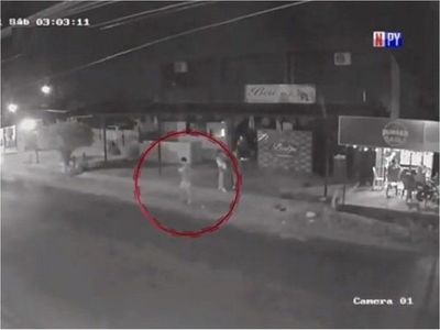 Piden identificar a conductor que huyó tras atropellar a un joven