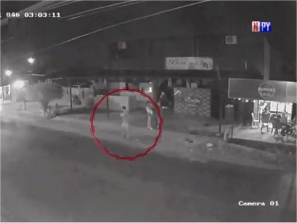 Piden identificar a conductor que huyó tras atropellar a un joven