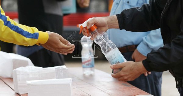 La Nación / Reclusos se amotinaron tras consumir bebidas preparadas a base de alcohol para desinfección
