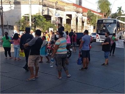 Chacariteños confrontan a Nenecho por desalojos y cierran avenida