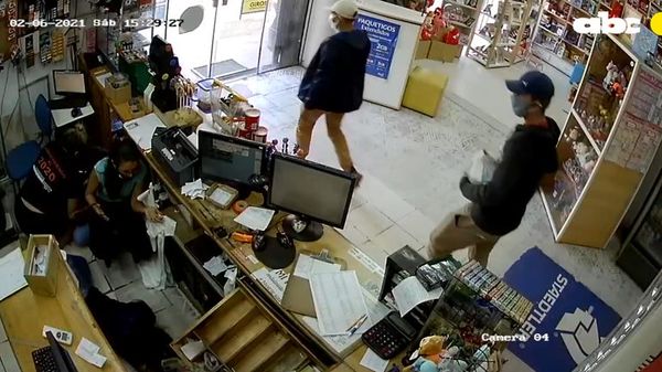 Detienen a dos presuntos asaltantes, que intentaron despistar a Policía cambiando de motocicleta - Nacionales - ABC Color