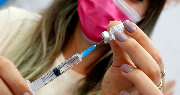 La Nación / Vacuna de Pfizer, eficaz en un 94%