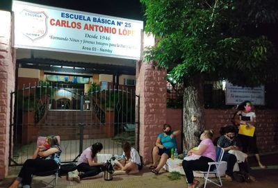 Vigilia de padres para inscribir a sus hijos en escuela de Ñemby - Nacionales - ABC Color