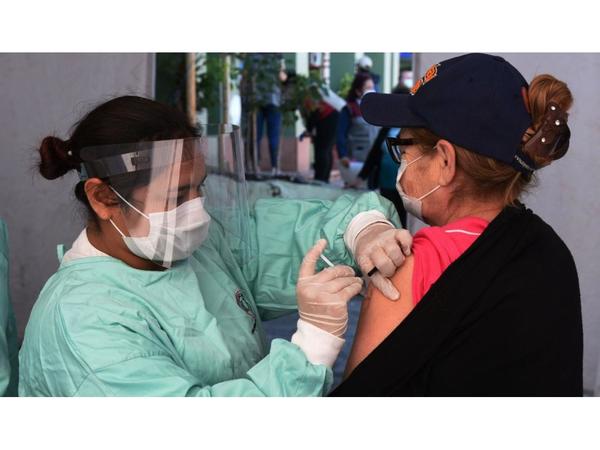 No quieren recibir dosis contra Covid-19 el 49% de encuestados