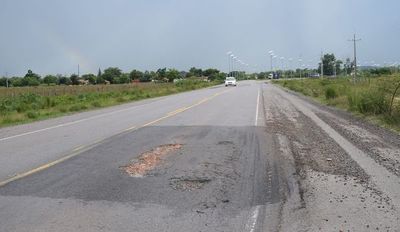Baches de vía circunvalatoria ponen en riesgo a automovilistas en Paraguarí - Nacionales - ABC Color