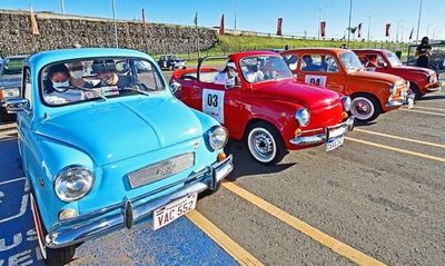 Exitosa primera cita de los autos antiguos y clásicos - Polideportivo - ABC Color