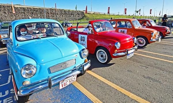 Exitosa primera cita de los autos antiguos y clásicos - Polideportivo - ABC Color