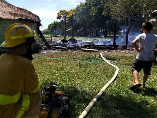 Clínica dona seguro médico a 56 bomberos de Caazapá