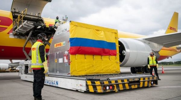 Llega a Colombia el primer lote de vacunas contra el COVID-19