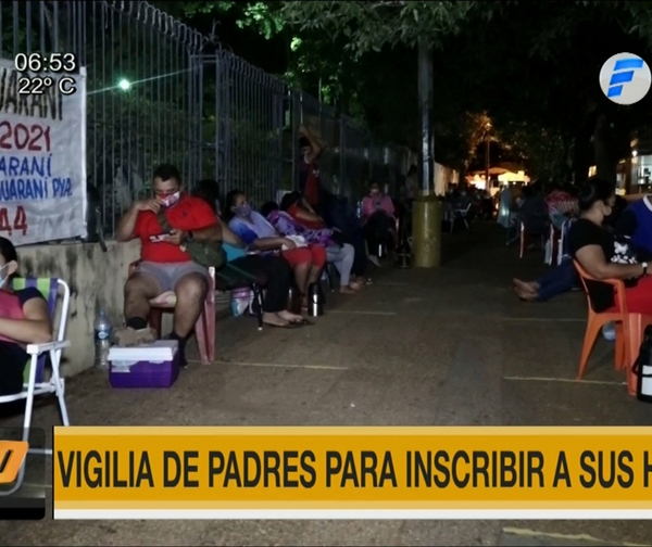 Vigilia de padres para inscribir a sus hijos en escuela de Ñemby