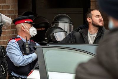Encarcelan en España a rapero condenado por tuits, en medio de gran polémica - Mundo - ABC Color