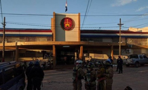 Quema de colchones en amotinamiento en Tacumbú