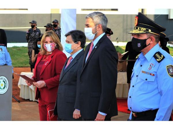 Un reconocimiento a Mario Abdo en el Día de la Mujer genera críticas