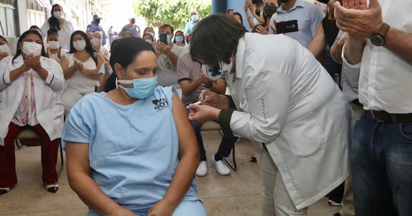 La Nación / Brasil completa un mes de lenta vacunación contra el COVID-19