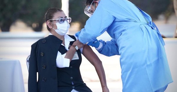 La Nación / Con adultos mayores, México reanuda vacunación masiva