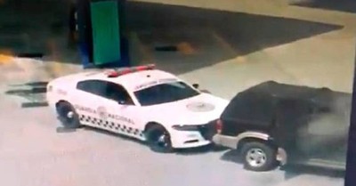 La maniobra extrema de un policía para evitar que un automóvil en llamas explote en una gasolinera - C9N