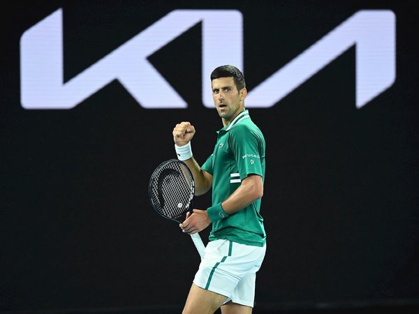 Djokovic pasa de la rabia y frustración a las semifinales
