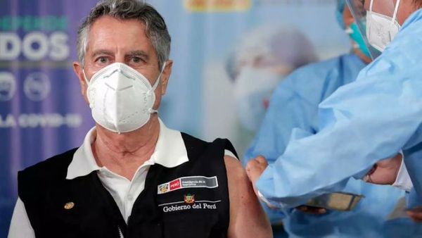 Perú: 487 personas se aprovecharon de su cargo para recibir secretamente la dosis contra el COVID-19