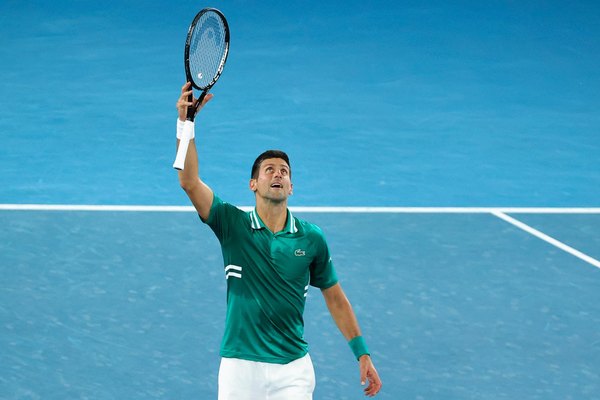 Djokovic 'el superviviente' pasa a semifinales en el Abierto de Australia