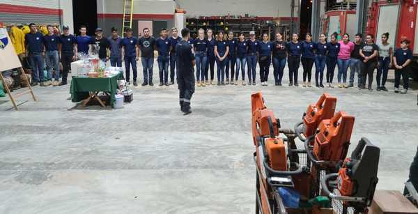 Aspirantes a bomberos organizaron rifa para adquirir uniformes