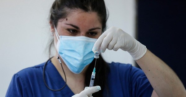 La Nación / COVID-19: con 4.000 dosis de vacunas solo el 3% del personal de salud de terapia intensiva será inmunizado