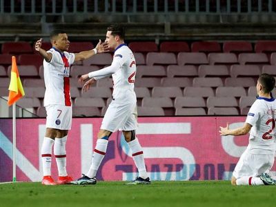 Mbappé reina en el jardín de Messi