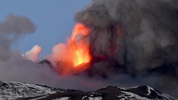 El volcán Etna, al sur de Italia, entró en erupción
