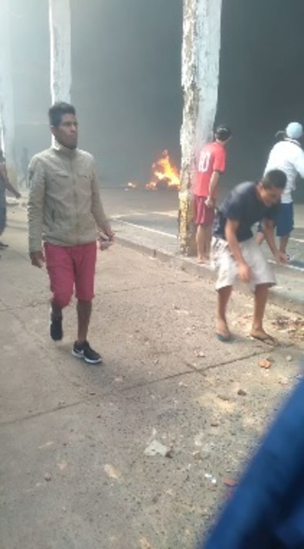 Bomberos fueron agredidos por internos mientras sofocaban las llamas dentro del Penal de Tacumbú | Ñanduti
