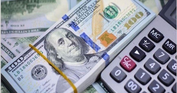 La Nación / Dólar cae en “picada” y se ubica en precio más bajo en casi 1 año
