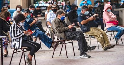 La Nación / Chile comenzó vacunación de profesores de colegio