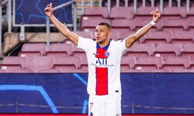 Con un excepcional Mbappé, PSG golea a domicilio al Barcelona