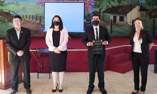Egresan seis nuevos profesionales de la UNE