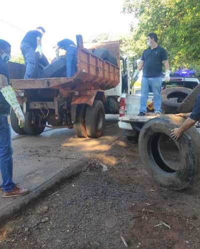 Inadaptados arrojan cubiertas al costado de la Ruta PY02