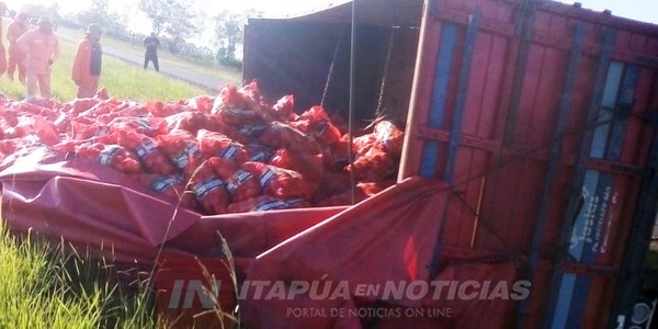 CAMIÓN CARGADO CON 10.000 KG DE CEBOLLA VOLCÓ SOBRE RUTA N° 1.