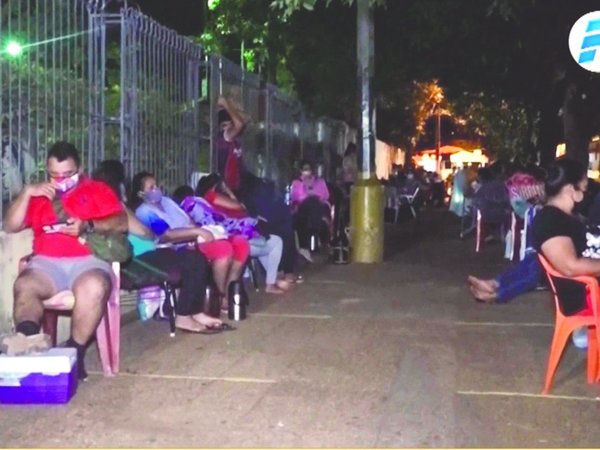 Durmieron en la vereda para inscribir a alumnos en coles